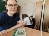 Выполнение письменного логопедического задания школьниками 