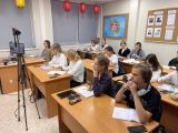 Урок китайского языка в группе для взрослых