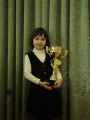 Гурдан Беллана со своей наградой за победу в вокальном конкурсе)