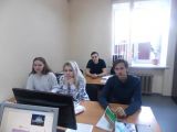 Идут групповые занятия.
