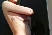 Татуировка на ребре. Женская татуировка.