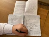 Так мы работаем индивидуально - ученик пишет всё сам под руководством преподавателя, а не списывает с доски.