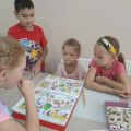 На фото представлены ученики подготовки к школе, которые ищут отличия на картинках.
