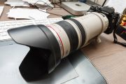 много различной осветительной и фототехники