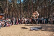 Выступление уличного театра 
