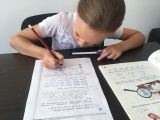 Второклассница учится находить соответствие между буквенной и звуковой записями слова.