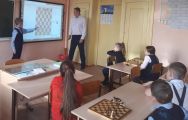 Ученик отвечает и объясняет остальным учащимся матование ферзем одинокого короля.