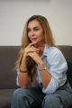 Работаю с «Денег вечно нет, сколько ни заработаю — всё уходит в песок». Выявили глубинную установку: «Большие деньги = опасность/стыдно их просить».