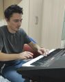 Взрослый обучается основам игры на фортепиано