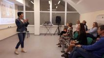 Зал предназначен, как для индивидуальных, так и групповых занятий до 12 человек. Есть вся необходимая аппаратура, реквизит для занятий.