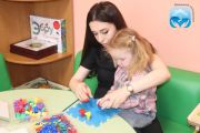 Работаю не только над речью.
Сначала — диагностика: ищу причину задержки речи».
«Смотрю не только на язык. Проверяю мышление, внимание, восприятие — это всё влияет на речь».
«Работаю с алалией, дизартрией, афазией.
Развиваю память, мышление, воображение — потому что речь не живёт отдельно».
«Если вы не понимаете, почему ребёнок не говорит - записывайся на консультацию»