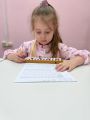 Лиза 5 лет , решение примеров на абакусе