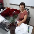 Провожу экзамен, студенты подарили цветы.