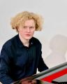 Курс из 12 уроков сроком на 3 месяца, а также чат консультации в телеграмм на которых мы:
- Познакомимся с основными принципами владения вашим голосом
- Поработаем над интонацией, дикцией и артикуляцией
- Разберём топовые вокальные приемы
- Научимся внедрять упражнения в песню
- Подготовим 1-2 песни к окончанию курса