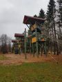 Установлено три одинаковых крыши на веревочном тренажере.